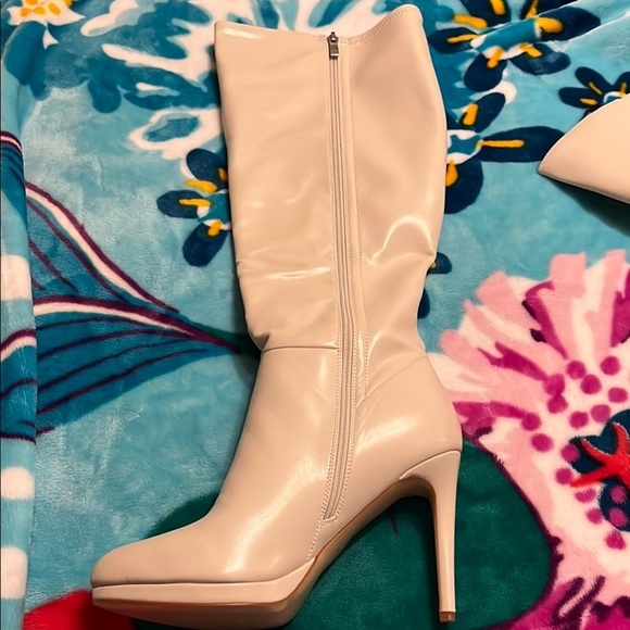 🆕 Cream Heeled Boots with Glossy Finish size 10.5 - Picture 2 of 11